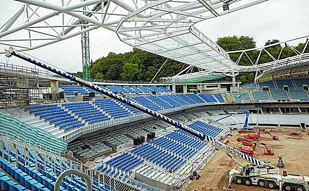 La nueva cubierta del estadio de Anoeta ya ha empezado a instalarse sobre la grada Aitor Zabaleta. 