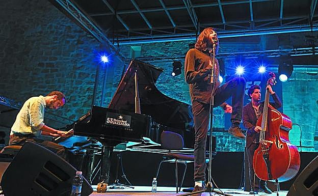 Salvador Sobral dejó constancia de su espíritu juguetón en su actuación en la 'Trini'. 