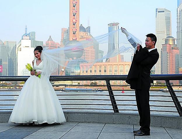 Un pareja de recién casados posa para la posteridad en Shanghái. 