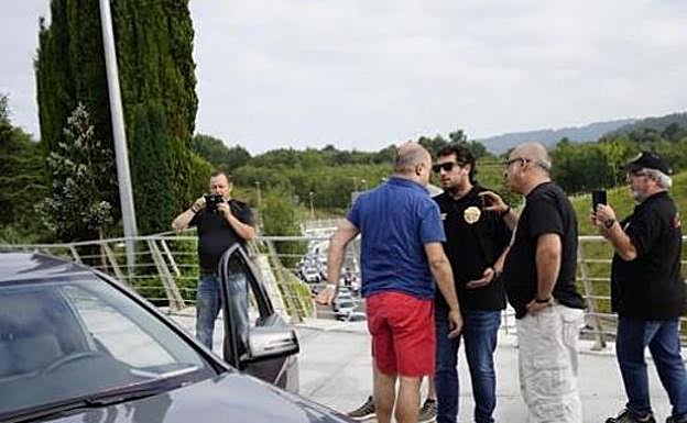 Momento del incidente en el aeropuerto de Loiu con profesionales del gremio que pretendían trabajar 'camuflados'