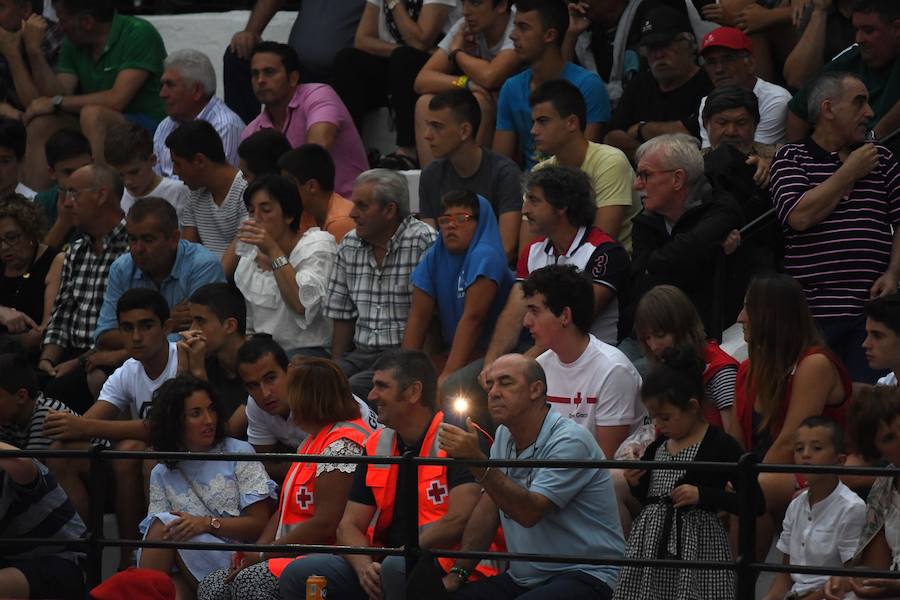 El diestro Pepe Moral fue el gran protagonista en el cierre de los sanignacios de Azpeitia por las dos grandes faenas que firmó a los dos toros con opciones de una desigual corrida de Cuadri, labores que, al final, quedaron sin premio por su mala tarde con los aceros