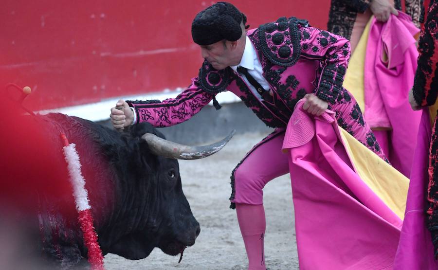 El diestro Pepe Moral fue el gran protagonista en el cierre de los sanignacios de Azpeitia por las dos grandes faenas que firmó a los dos toros con opciones de una desigual corrida de Cuadri, labores que, al final, quedaron sin premio por su mala tarde con los aceros