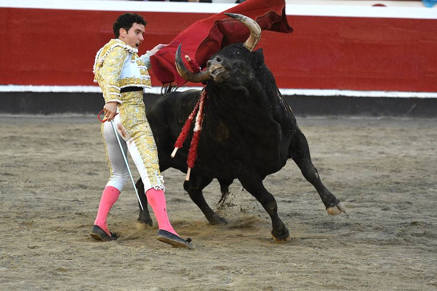 El diestro Pepe Moral fue el gran protagonista en el cierre de los sanignacios de Azpeitia por las dos grandes faenas que firmó a los dos toros con opciones de una desigual corrida de Cuadri, labores que, al final, quedaron sin premio por su mala tarde con los aceros