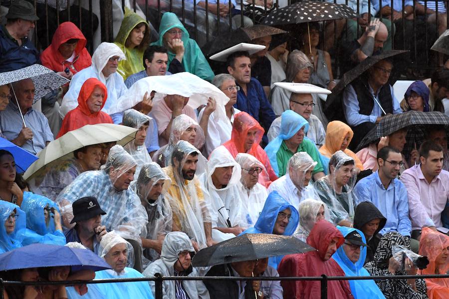 El diestro Pepe Moral fue el gran protagonista en el cierre de los sanignacios de Azpeitia por las dos grandes faenas que firmó a los dos toros con opciones de una desigual corrida de Cuadri, labores que, al final, quedaron sin premio por su mala tarde con los aceros