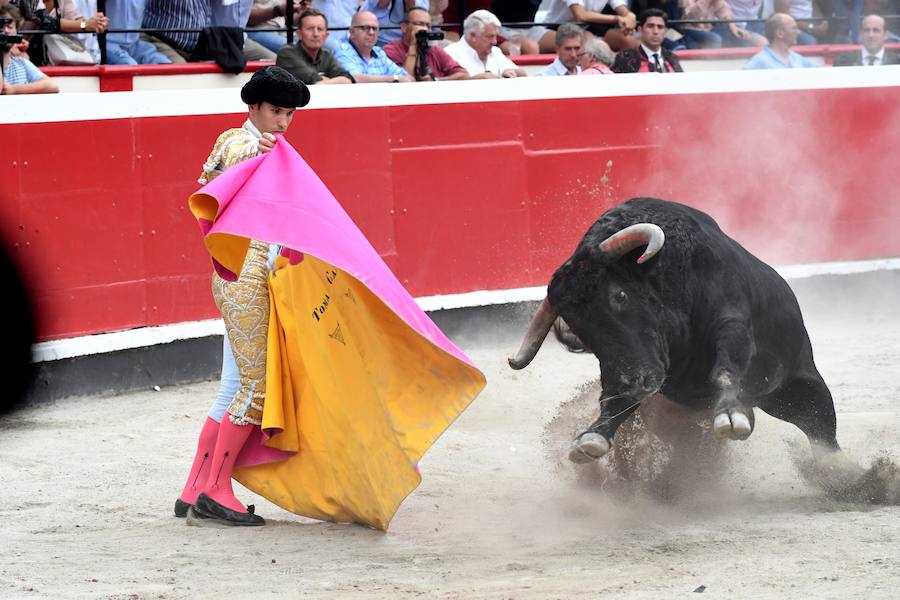 El diestro Pepe Moral fue el gran protagonista en el cierre de los sanignacios de Azpeitia por las dos grandes faenas que firmó a los dos toros con opciones de una desigual corrida de Cuadri, labores que, al final, quedaron sin premio por su mala tarde con los aceros