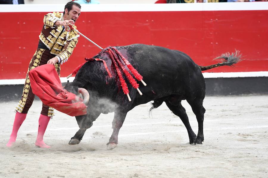 El diestro Pepe Moral fue el gran protagonista en el cierre de los sanignacios de Azpeitia por las dos grandes faenas que firmó a los dos toros con opciones de una desigual corrida de Cuadri, labores que, al final, quedaron sin premio por su mala tarde con los aceros
