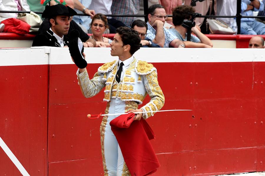 El diestro Pepe Moral fue el gran protagonista en el cierre de los sanignacios de Azpeitia por las dos grandes faenas que firmó a los dos toros con opciones de una desigual corrida de Cuadri, labores que, al final, quedaron sin premio por su mala tarde con los aceros