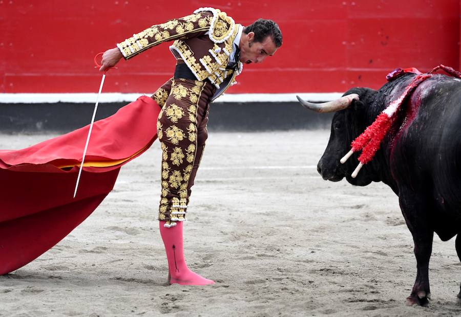 El diestro Pepe Moral fue el gran protagonista en el cierre de los sanignacios de Azpeitia por las dos grandes faenas que firmó a los dos toros con opciones de una desigual corrida de Cuadri, labores que, al final, quedaron sin premio por su mala tarde con los aceros