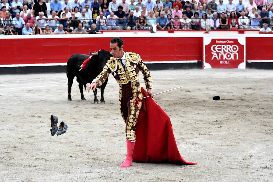 El diestro Pepe Moral fue el gran protagonista en el cierre de los sanignacios de Azpeitia por las dos grandes faenas que firmó a los dos toros con opciones de una desigual corrida de Cuadri, labores que, al final, quedaron sin premio por su mala tarde con los aceros