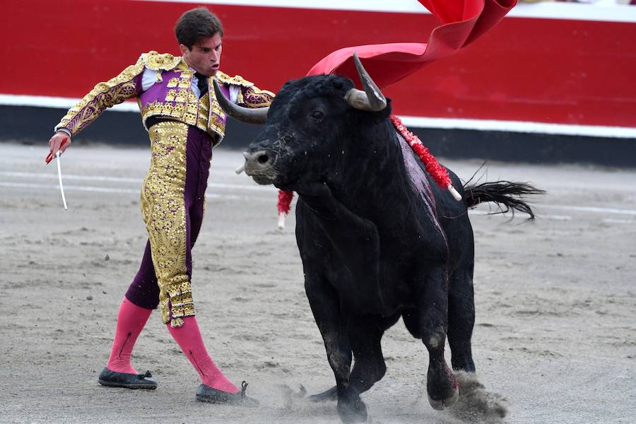 El diestro Pepe Moral fue el gran protagonista en el cierre de los sanignacios de Azpeitia por las dos grandes faenas que firmó a los dos toros con opciones de una desigual corrida de Cuadri, labores que, al final, quedaron sin premio por su mala tarde con los aceros