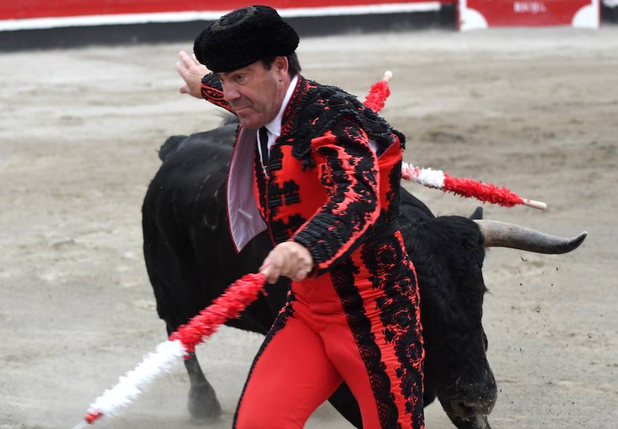 El diestro Pepe Moral fue el gran protagonista en el cierre de los sanignacios de Azpeitia por las dos grandes faenas que firmó a los dos toros con opciones de una desigual corrida de Cuadri, labores que, al final, quedaron sin premio por su mala tarde con los aceros