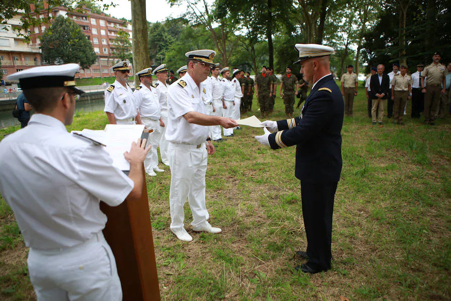 Allí se ha representado el acto de traspaso de jurisdicción de la isla, del Comandante Naval de San Sebastián, Capitán de Fragata Luis Rodríguez Garat, al Comandante Naval de Bayona, Capitán de Navío Christophe Merit