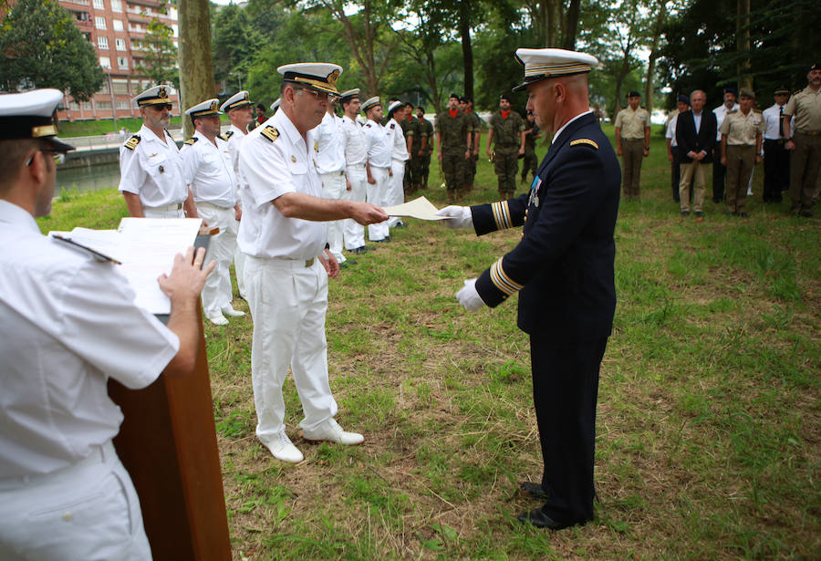 Allí se ha representado el acto de traspaso de jurisdicción de la isla, del Comandante Naval de San Sebastián, Capitán de Fragata Luis Rodríguez Garat, al Comandante Naval de Bayona, Capitán de Navío Christophe Merit