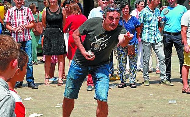 Toka txapelketa, pilota partidak, dantza eta musika ezin falta festetan. 