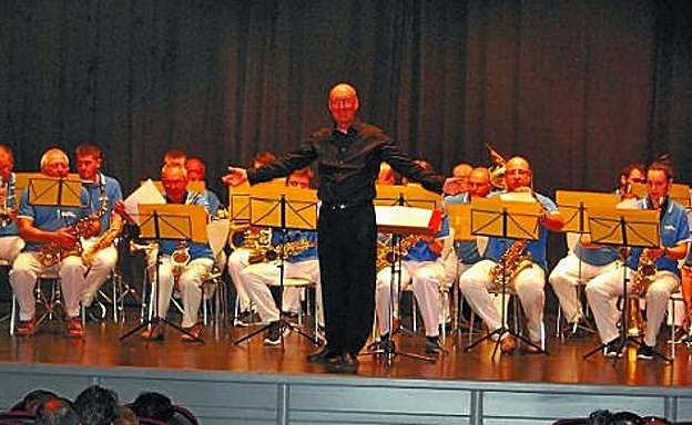 Espléndido concierto de Gora Kale-Txiki Banda con gran variedad de ritmos y estilos musicales, en el Gurea. 