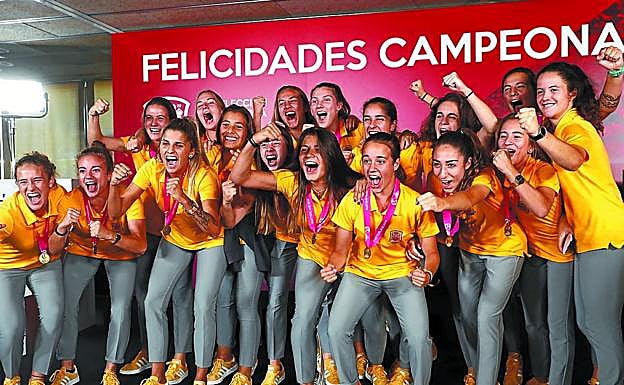 Nerea Eizagirre, primera por la derecha, ayer en el recibimiento en Las Rozas.