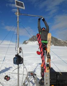 Imagen secundaria 2 - Iñaki y sus compañeros, con unas motos de agua. Debajo, imagen de los contenedores donde habitaban antes de construir la base nueva. A la derecha, realizando tareas habituales en el glaciar.