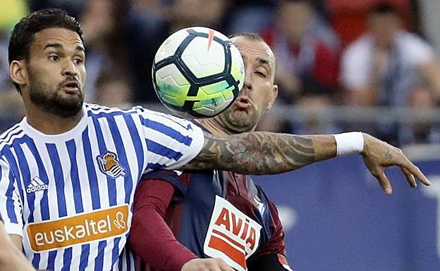 Willian José y Ramis pugnan por el balón en un derbi disputado en la pasada temporada. 