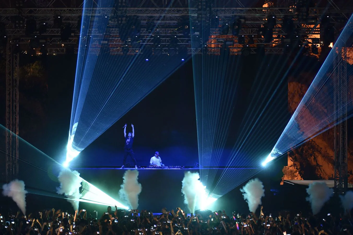 El dúo de producción estadounidense y djs The Chainsmokers actúan este miércoles 1 de agosto de 2018, en la antigua ciudad de Byblos (Jbeil), al norte de Beirut (Líbano). 