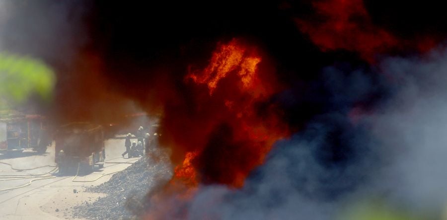 El fuego originado en un cúmulo de chatarra prensada ha provocado una columna de humo tóxica que se veía desde varios kilómetros a la redonda.