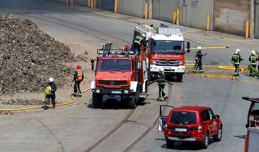 El fuego originado en un cúmulo de chatarra prensada ha provocado una columna de humo tóxica que se veía desde varios kilómetros a la redonda.