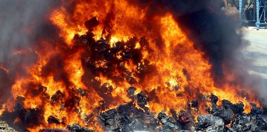 El fuego originado en un cúmulo de chatarra prensada ha provocado una columna de humo tóxica que se veía desde varios kilómetros a la redonda.