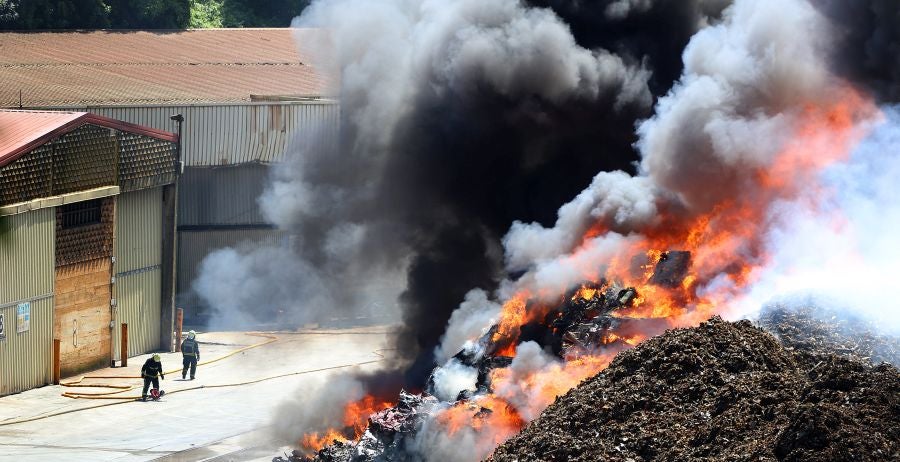 El fuego originado en un cúmulo de chatarra prensada ha provocado una columna de humo tóxica que se veía desde varios kilómetros a la redonda.