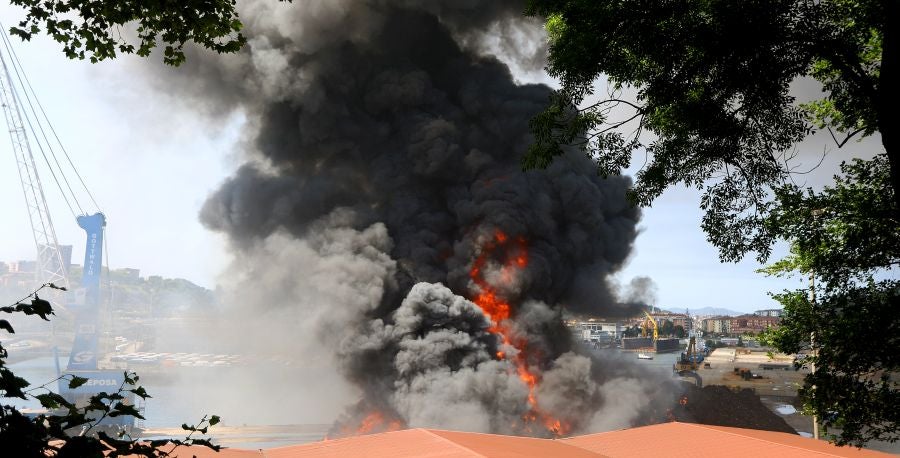 El fuego originado en un cúmulo de chatarra prensada ha provocado una columna de humo tóxica que se veía desde varios kilómetros a la redonda.