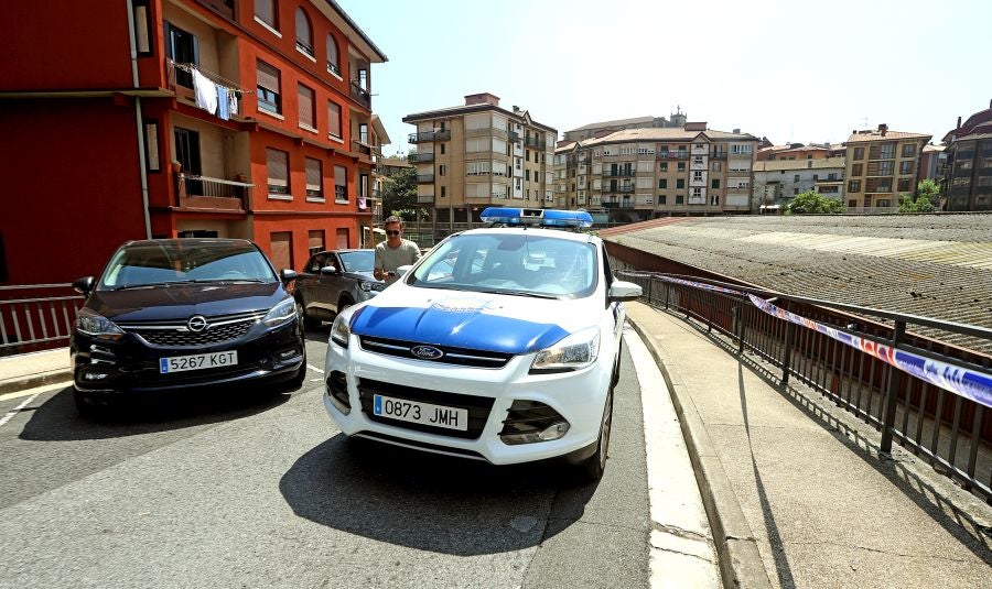 El fuego originado en un cúmulo de chatarra prensada ha provocado una columna de humo tóxica que se veía desde varios kilómetros a la redonda.