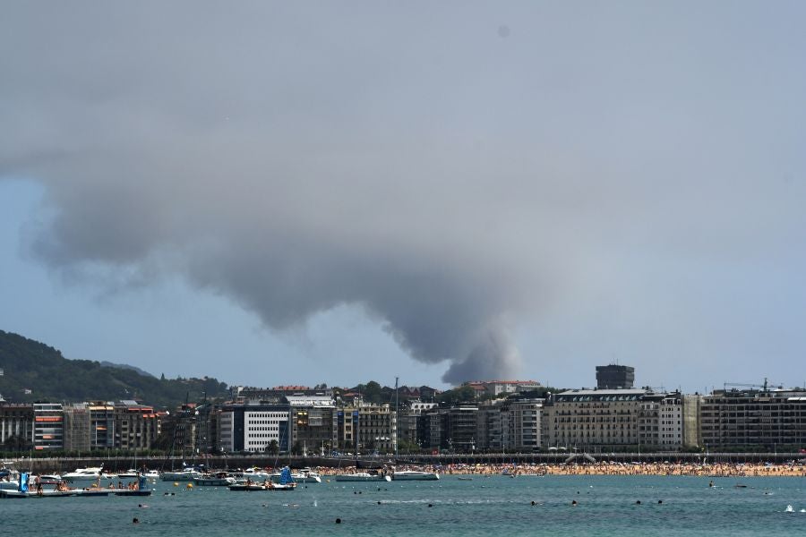 El fuego originado en un cúmulo de chatarra prensada ha provocado una columna de humo tóxica que se veía desde varios kilómetros a la redonda.