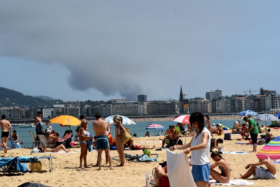 El fuego originado en un cúmulo de chatarra prensada ha provocado una columna de humo tóxica que se veía desde varios kilómetros a la redonda.