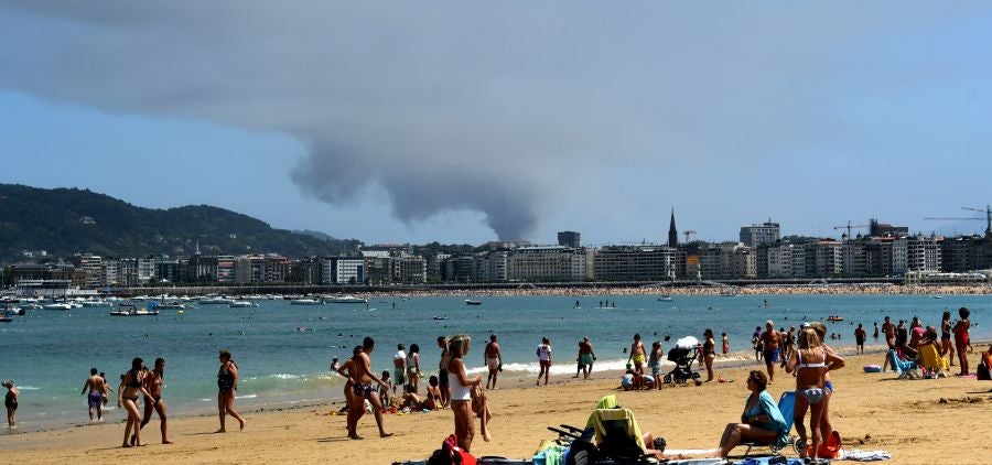 El fuego originado en un cúmulo de chatarra prensada ha provocado una columna de humo tóxica que se veía desde varios kilómetros a la redonda.