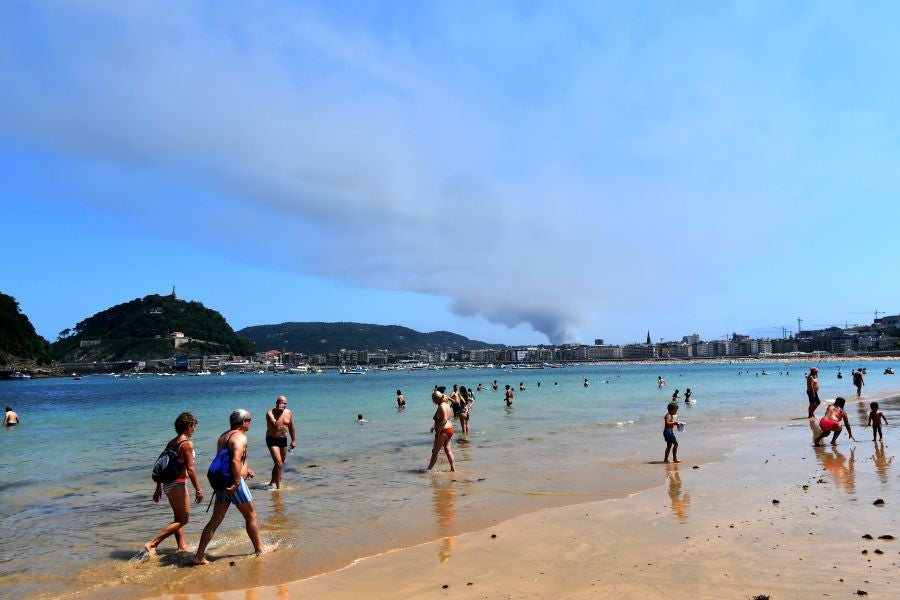 El fuego originado en un cúmulo de chatarra prensada ha provocado una columna de humo tóxica que se veía desde varios kilómetros a la redonda.