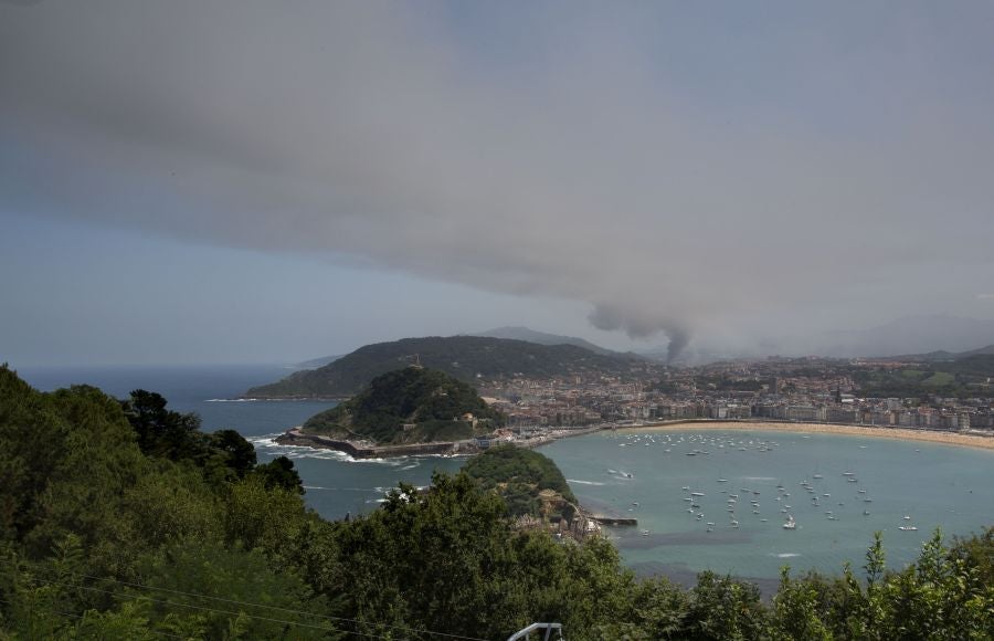 El fuego originado en un cúmulo de chatarra prensada ha provocado una columna de humo tóxica que se veía desde varios kilómetros a la redonda.