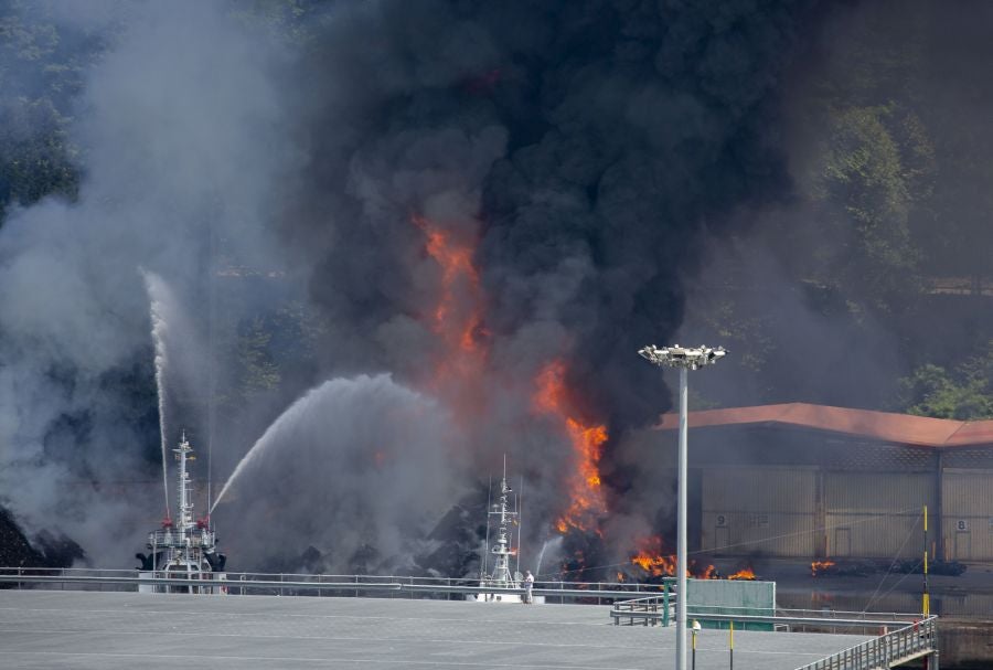 El fuego originado en un cúmulo de chatarra prensada ha provocado una columna de humo tóxica que se veía desde varios kilómetros a la redonda.