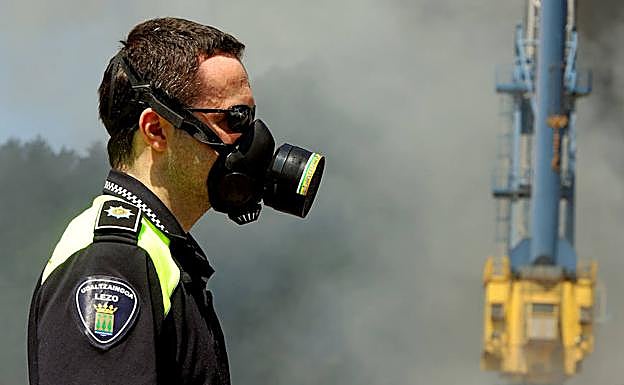 Inquietud entre los vecinos de Lezo y Pasaia por la intensa humareda