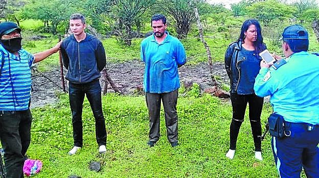 Marily, a la derecha, junto con otros compañeros tras ser detenidos por policías nicaragüenses y paramilitares el 26 de junio.