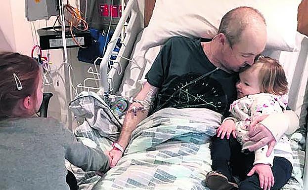 Jarrod Lyle, en el hospital con sus hijas.