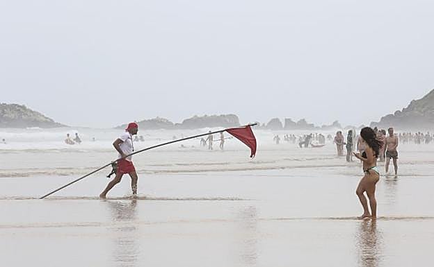 Socorrista en la playa de Zarautz. 