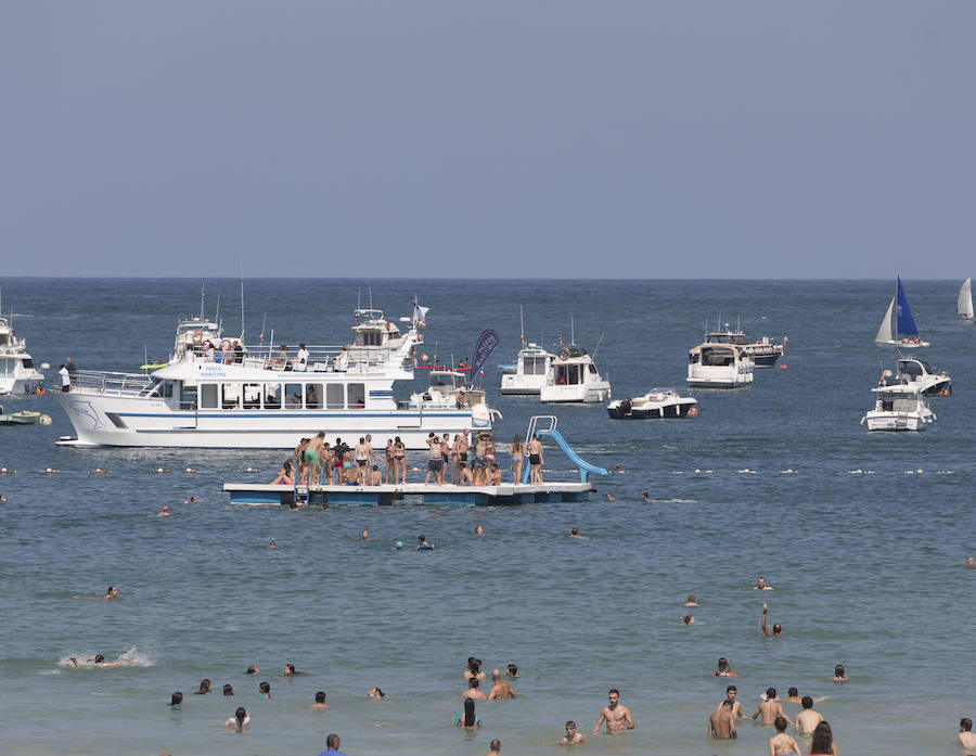 Miles de personas aprovechan la soleada y calurosa jornada del jueves para aprovechar de las playas guipuzcoanas. A la mañana la bandera roja en la zona de Sagüés de la playa de la Zurriola en San Sebastián, mientras que hay bandera amarilla en la zona del Kursaal y también en los arenales guipuzcoanos de Orio, Zarauz, Gaztetape, Itzurun, Santiago y Deba.
