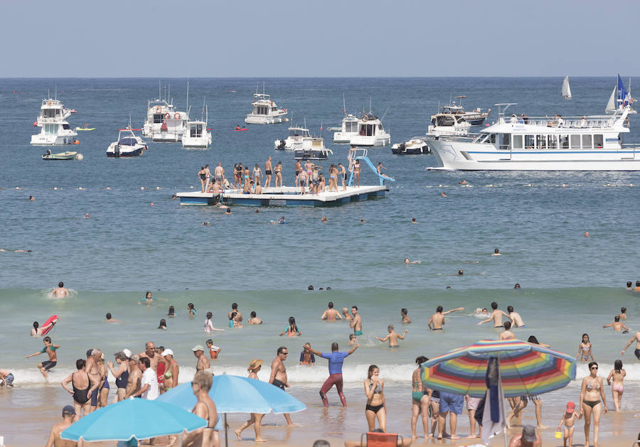 Miles de personas aprovechan la soleada y calurosa jornada del jueves para aprovechar de las playas guipuzcoanas. A la mañana la bandera roja en la zona de Sagüés de la playa de la Zurriola en San Sebastián, mientras que hay bandera amarilla en la zona del Kursaal y también en los arenales guipuzcoanos de Orio, Zarauz, Gaztetape, Itzurun, Santiago y Deba.
