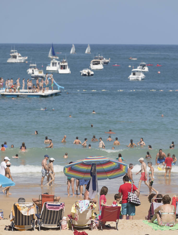 Miles de personas aprovechan la soleada y calurosa jornada del jueves para aprovechar de las playas guipuzcoanas. A la mañana la bandera roja en la zona de Sagüés de la playa de la Zurriola en San Sebastián, mientras que hay bandera amarilla en la zona del Kursaal y también en los arenales guipuzcoanos de Orio, Zarauz, Gaztetape, Itzurun, Santiago y Deba.