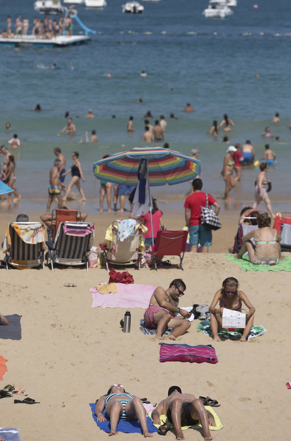 Miles de personas aprovechan la soleada y calurosa jornada del jueves para aprovechar de las playas guipuzcoanas. A la mañana la bandera roja en la zona de Sagüés de la playa de la Zurriola en San Sebastián, mientras que hay bandera amarilla en la zona del Kursaal y también en los arenales guipuzcoanos de Orio, Zarauz, Gaztetape, Itzurun, Santiago y Deba.