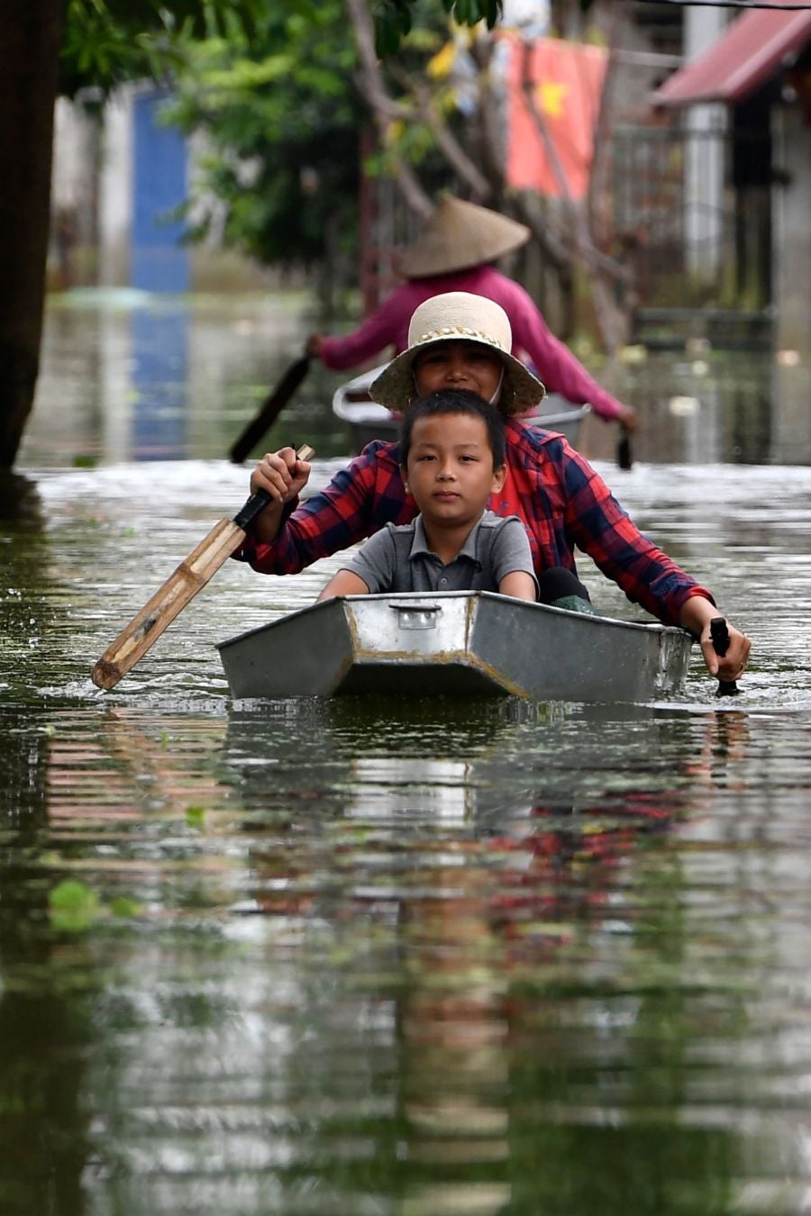 El municipio de Nam Phuong Tien, distrito de Chuong My en Hanói inundado el 30 de julio de 2018. Las fuertes lluvias de la semana pasada provocaron inundaciones en más de 600 casas del distrito, y alrededor de 830 hogares permanecen incomunicados, informaron hoy medios locales.