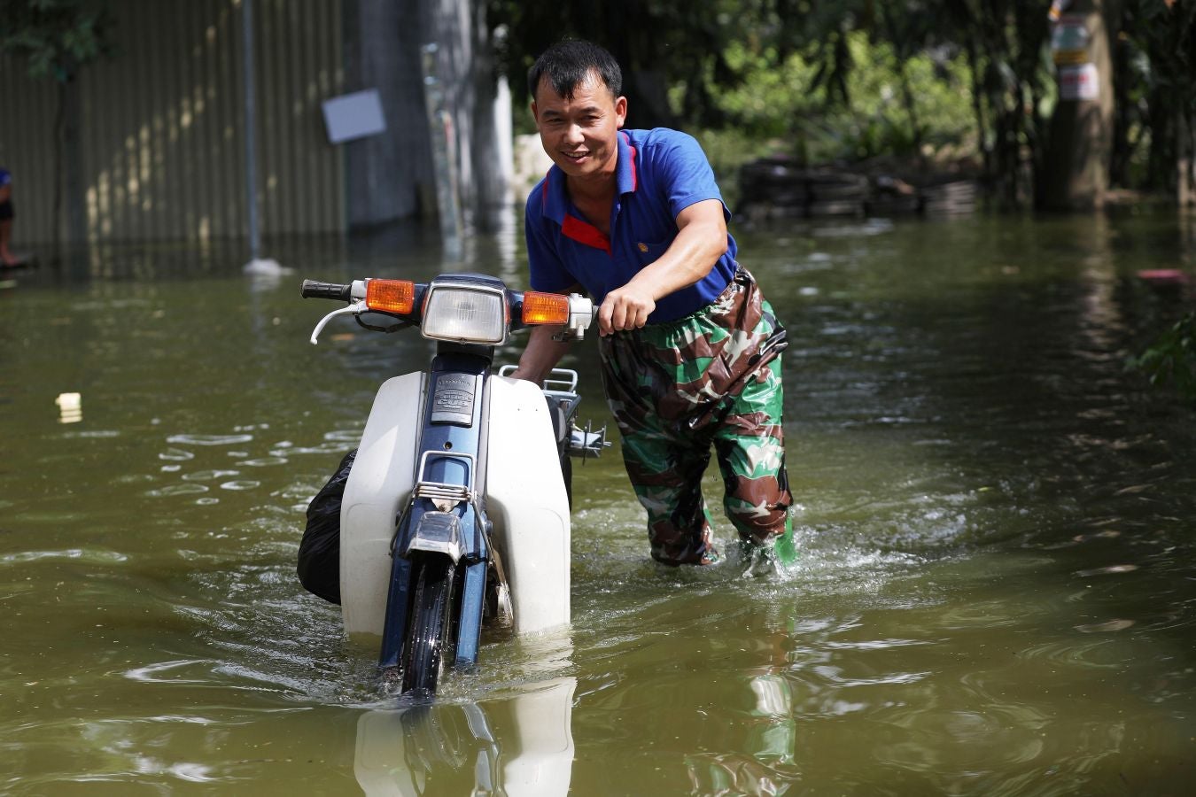 El municipio de Nam Phuong Tien, distrito de Chuong My en Hanói inundado el 30 de julio de 2018. Las fuertes lluvias de la semana pasada provocaron inundaciones en más de 600 casas del distrito, y alrededor de 830 hogares permanecen incomunicados, informaron hoy medios locales.
