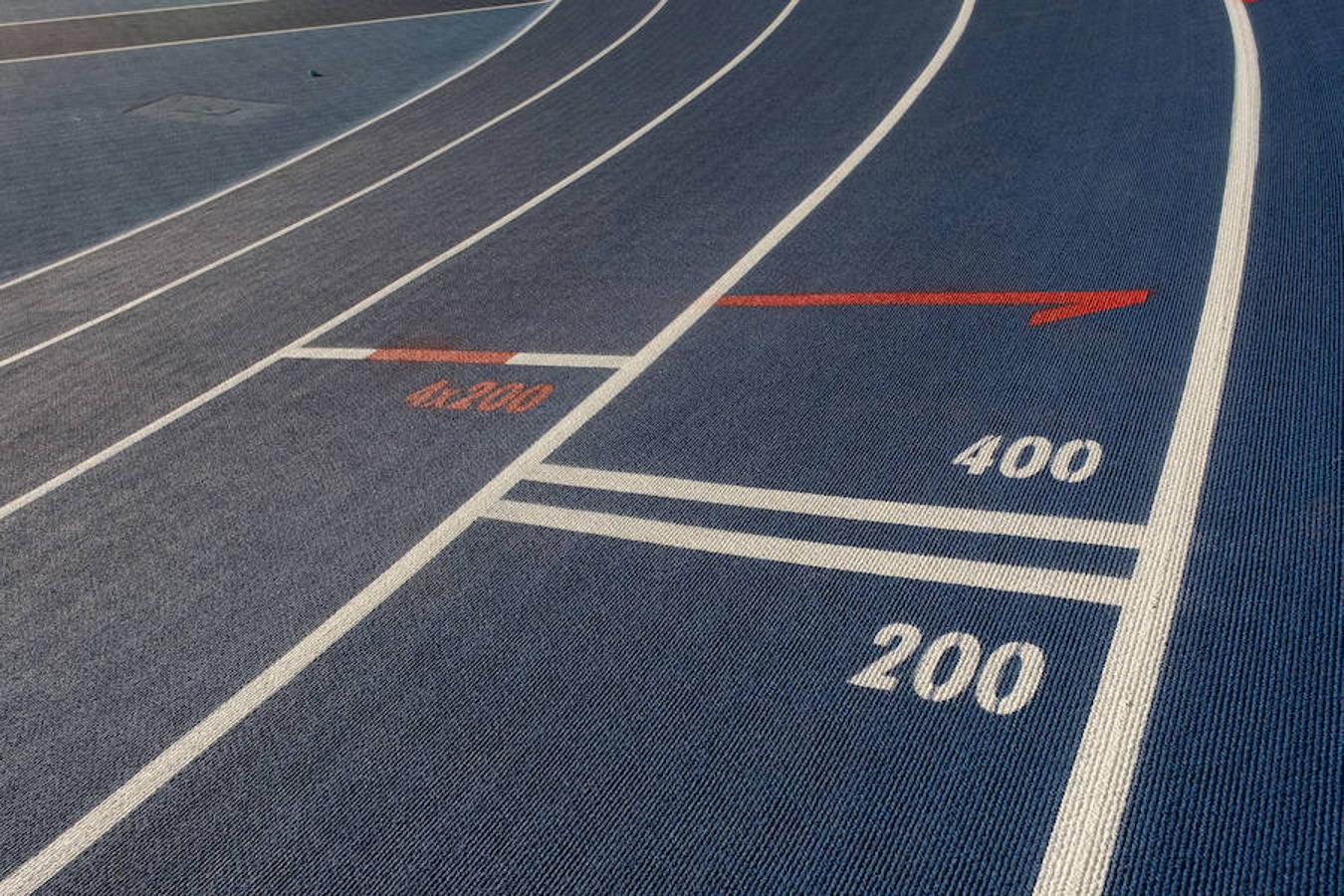 La instalación donostiarra ya luce sus dos tonos de azul, lista para acoger la nueva temporada de atletismo bajo techo