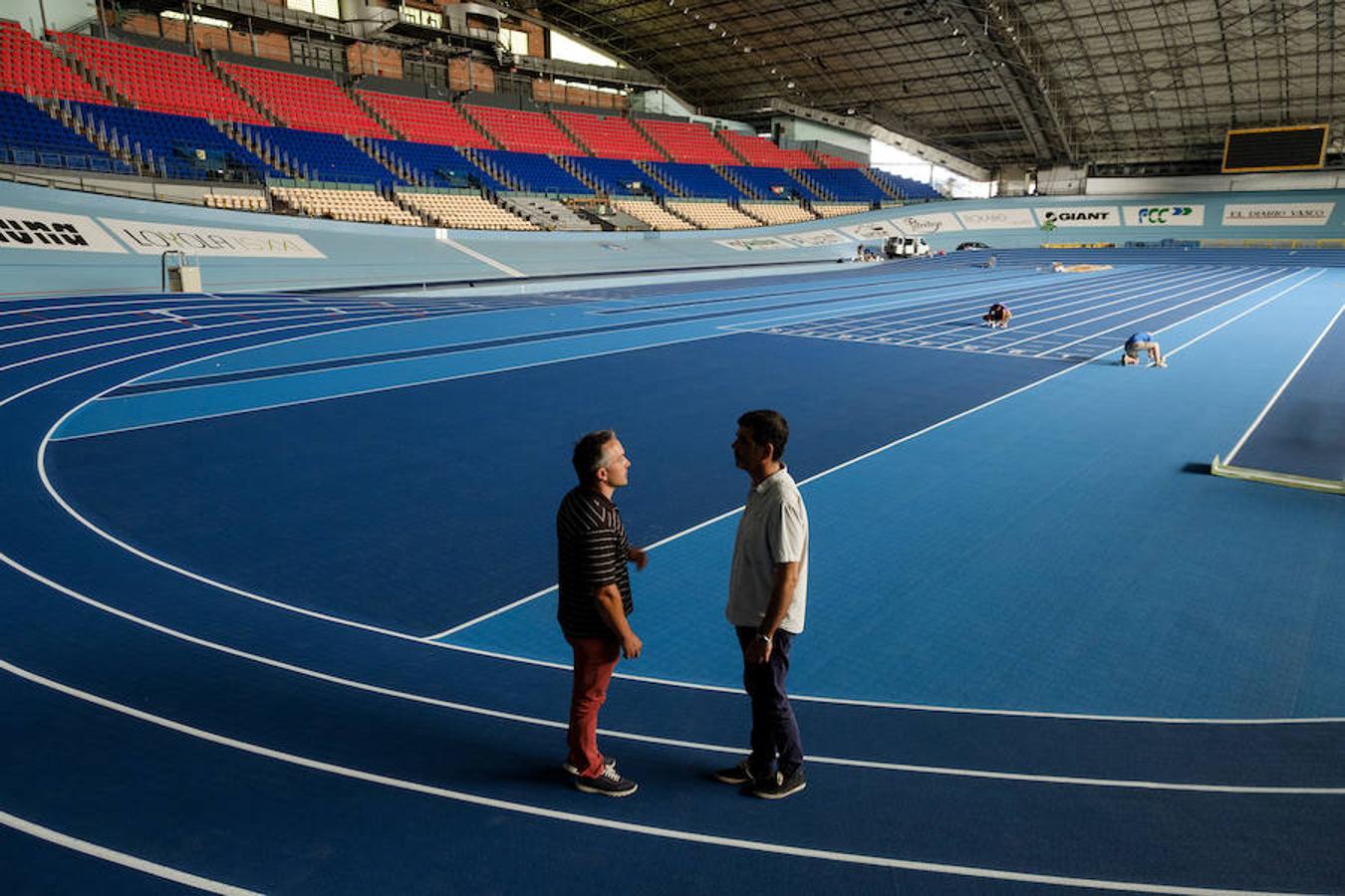 La instalación donostiarra ya luce sus dos tonos de azul, lista para acoger la nueva temporada de atletismo bajo techo