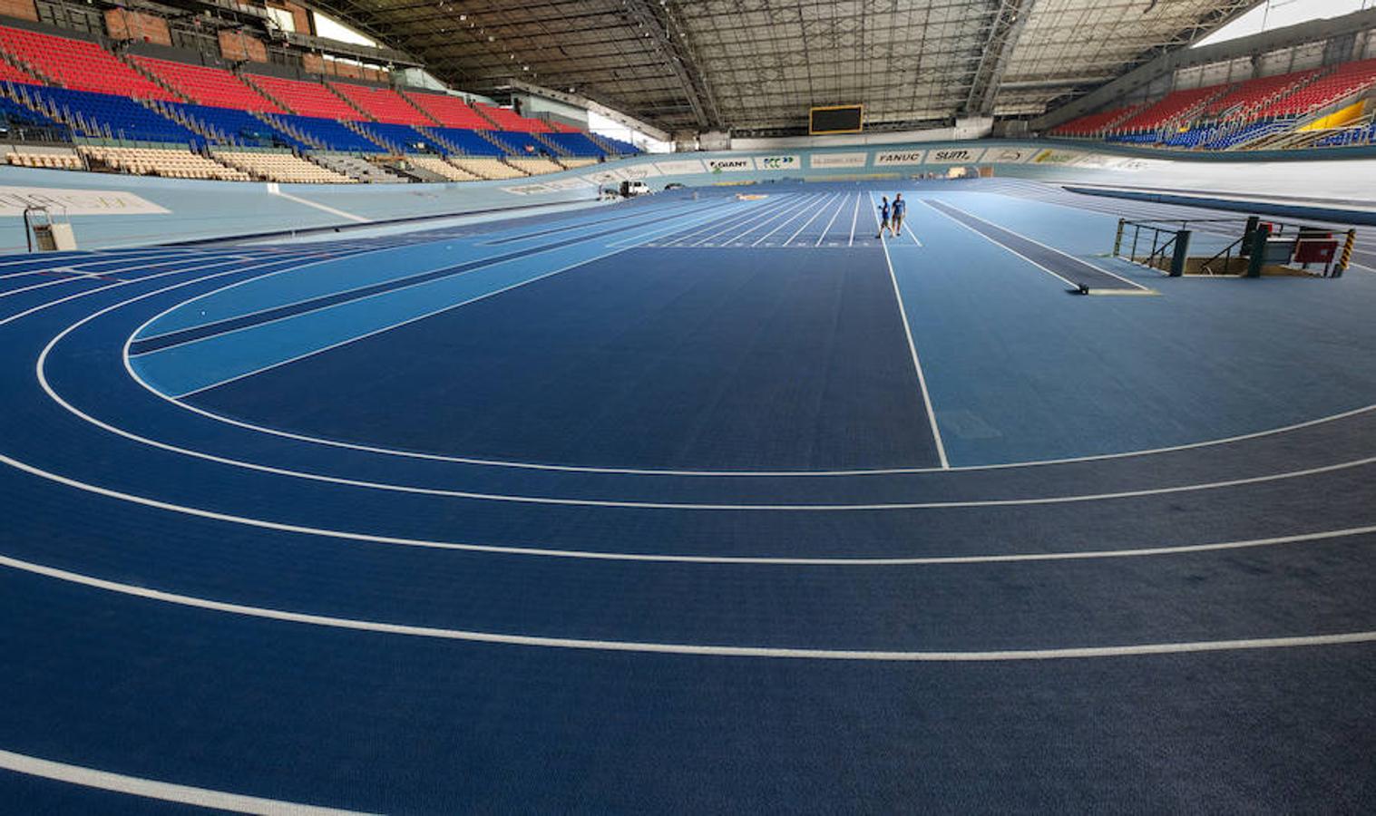 La instalación donostiarra ya luce sus dos tonos de azul, lista para acoger la nueva temporada de atletismo bajo techo