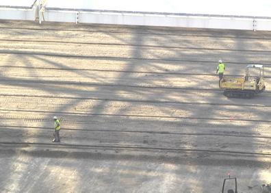 Imagen secundaria 1 - Los operarios trabajan en el terreno de juego donde en las próximas semanas se colocará el césped