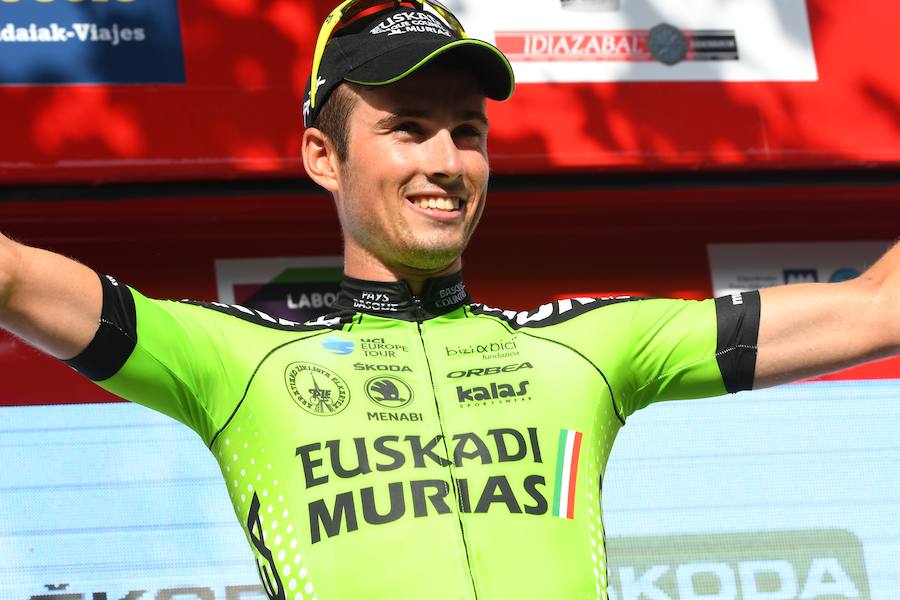 El pelotón ciclista ha animado las carreteras guipuzcoanas durante la Clásica de San Sebastián 2018